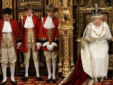 אליזבת' מלכת אנגליה מקריאה מספר (צילום: Reuters)
